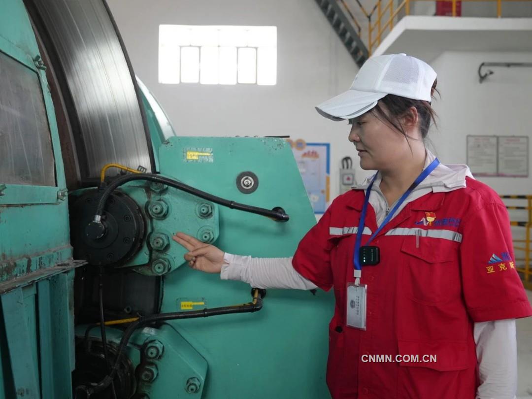 操作員在操作提升機前對液壓站溫度監控進行檢查