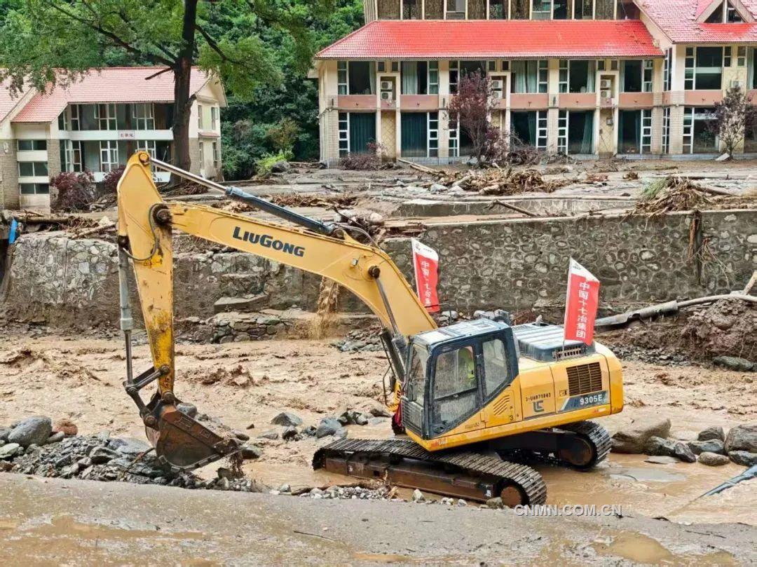 中國(guó)十七冶搶險(xiǎn)救災(zāi)工作隊(duì)在榆中縣s104周邊疏通河道