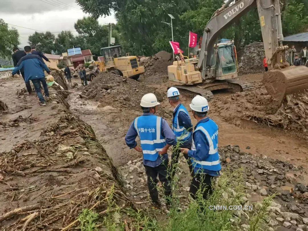 中國(guó)十七冶搶險(xiǎn)救災(zāi)工作隊(duì)在甘肅榆中救災(zāi)一線組織作業(yè)