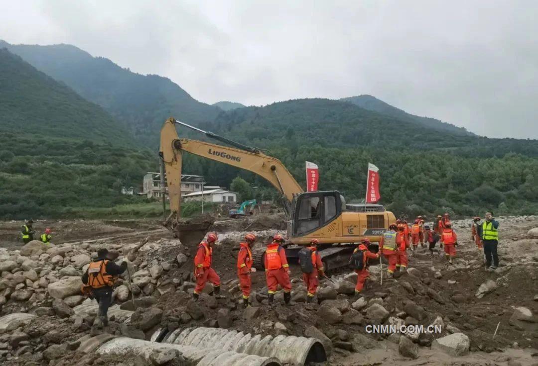 中國(guó)十七冶搶險(xiǎn)救災(zāi)工作隊(duì)搶建通往杜家莊的臨時(shí)便道