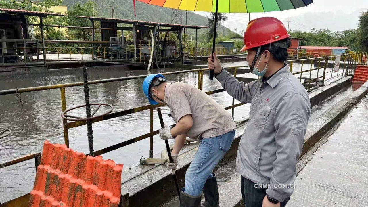 【黨旗飄飄 防汛救災挺起有色擔當】大寶山礦業選礦廠聞“汛”而動筑堅堤