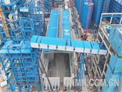 橫跨46米 五礦二十三冶又一氧化鋁項(xiàng)目完成通廊吊裝